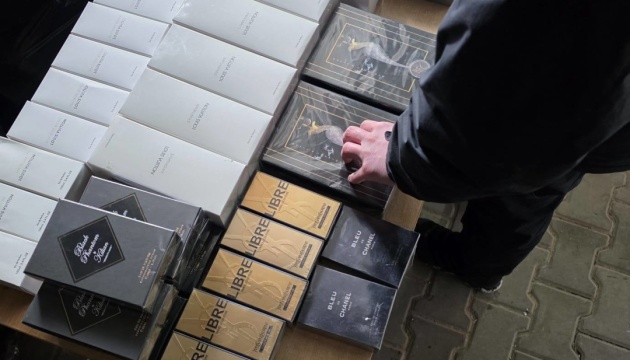 Митники на Буковині виявили у пасажирському автобусі брендові парфуми та одяг на ₴2,5 мільйона 