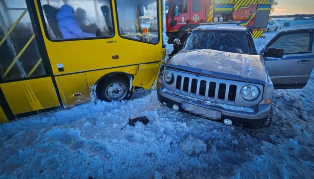 На Київщині Jeep зіткнувся зі шкільним автобусом - двоє постраждалих