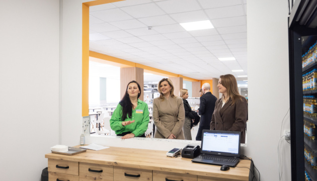 Зеленська відвідала на Хмельниччині оновлену їдальню у ліцеї та початкову школу