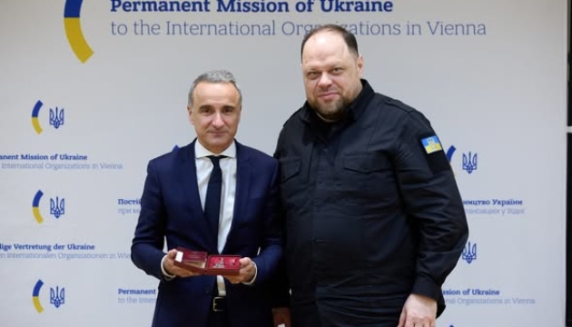 Стефанчук вручив президентові ПА ОБСЄ орден «За заслуги» II ступеня