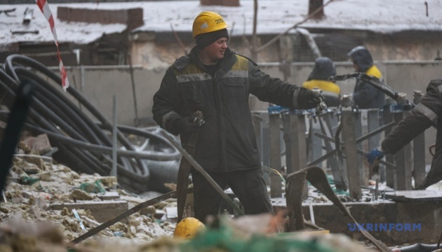 Робітники Дтек віновлюють підстанцію після обстрілу / Фото: Ніна Ляшонок, Укрінформ