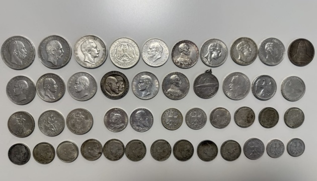 До України намагалися ввезти мемуари Муссоліні та старовинні монети