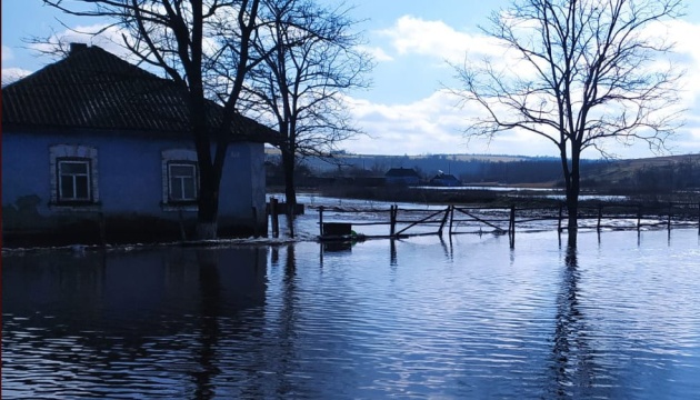 Повінь відрізала від суші село на Миколаївщині - продукти та ліки доставляють катером