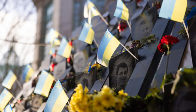 ゼレンシキー宇大統領夫妻、尊厳革命の犠牲者を追悼