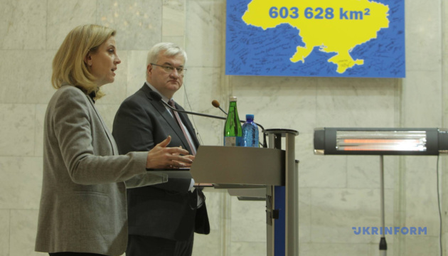 Österreichische Außenministerin: Wir sind bereit, eine der nächsten Konferenzen zum Wiederaufbau der Ukraine in Wien auszurichten