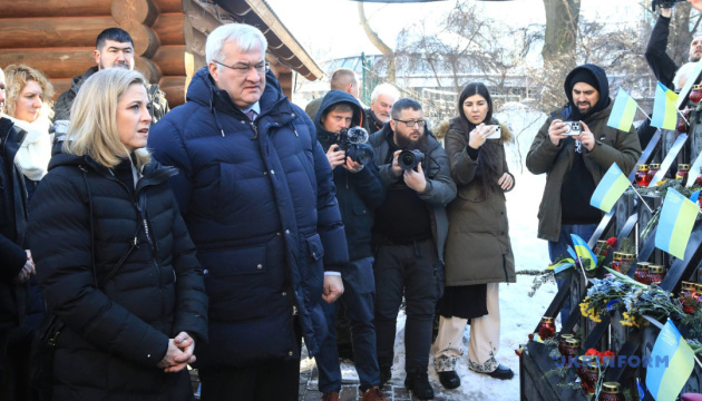 Очільник МЗС Сибіга і його австрійська колега Майнль-Райзінгер вшановують пам'ять Небесної Сотні / Фото: Тарасов Володимир. Укрінформ