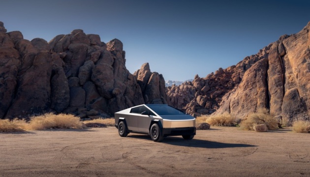 Tesla представила дешевший варіант Cybertruck у США