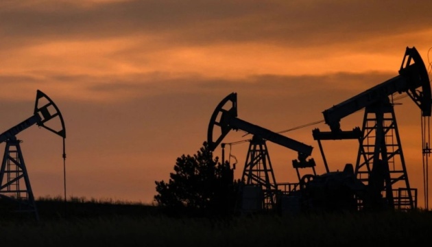 Ціни на нафту знизилися на тлі перемовин США й Ірану та невизначеності щодо мит Трампа