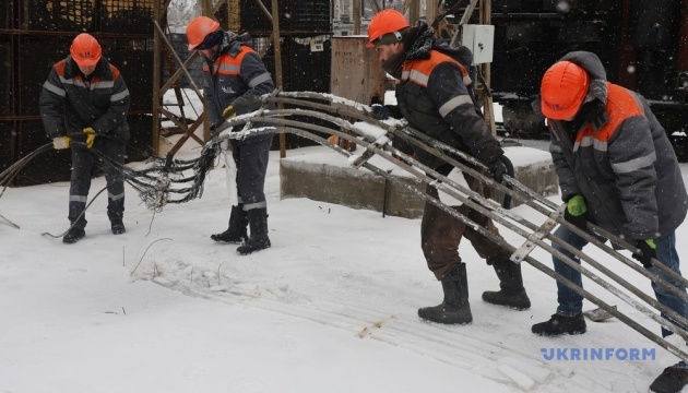 У Харкові ліквідовують наслідки російських обстрілів по енергооб’єктах / Фото: В`ячеслав Мадієвський, Укрінформ