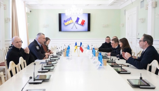 Мерія Парижа передала Києву генератори