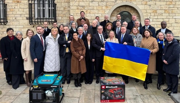 Посли 35 країн у Чехії зібрали кошти на генератори для України
