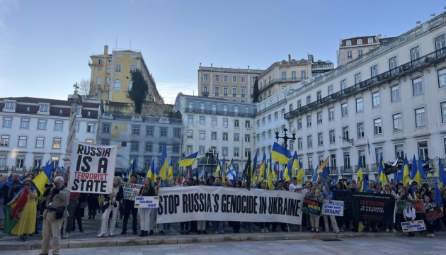 «Єдиний шлях до миру – перемога»: сотні українців вийшли на вулиці Лісабона