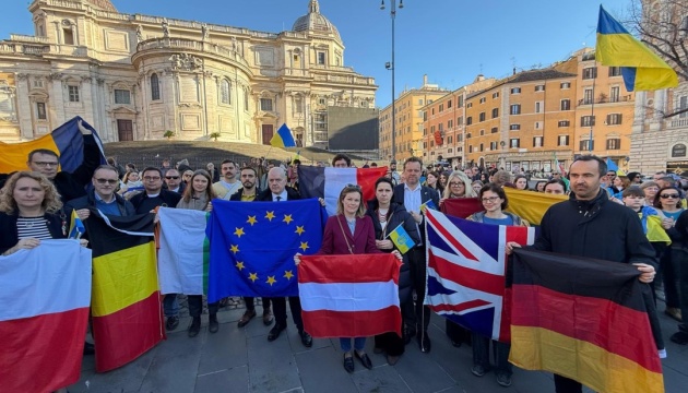 Центр Рима засяяв синьо-жовтими кольорами: у столиці Італії відбулася хода до роковин вторгнення РФ