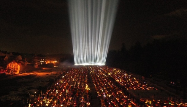 У Львові над могилами полеглих військових засвітили «Промені пам’яті»