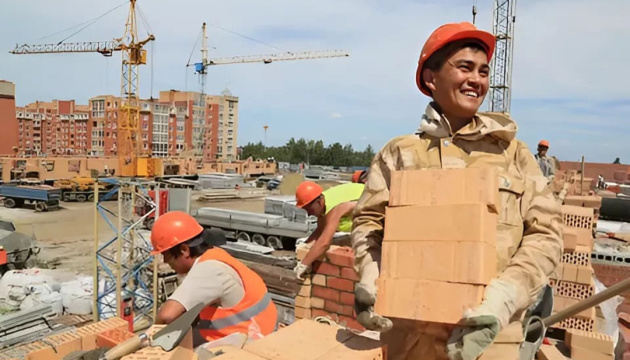 Російська влада розробляє схему підготовки трудових мігрантів безпосередньо в їхніх країнах - розвідка