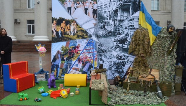 У Кропивницькому представили інсталяцію «Життя до і після» до річниці повномасштабного вторгнення