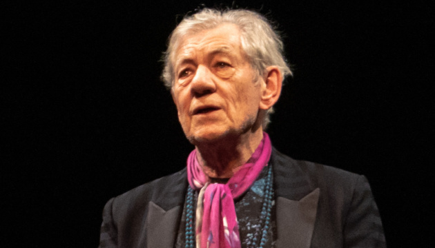  Ієн Мак-Келлен прочитав вірш Артура Дроня до четвертої річниці повномасштабного вторгнення РФ в Україну 