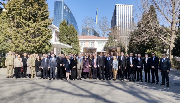 Українські дипломати в Пекіні провели комеморативний захід до роковин російського вторгнення 