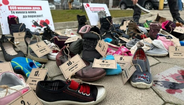 Біля російського посольства у Болгарії поклали дитяче взуття, щоб нагадати про вбивства РФ в Україні