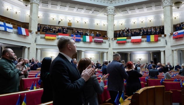 У Раді разом із іноземними делегаціями прочитали молитву за перемогу України 