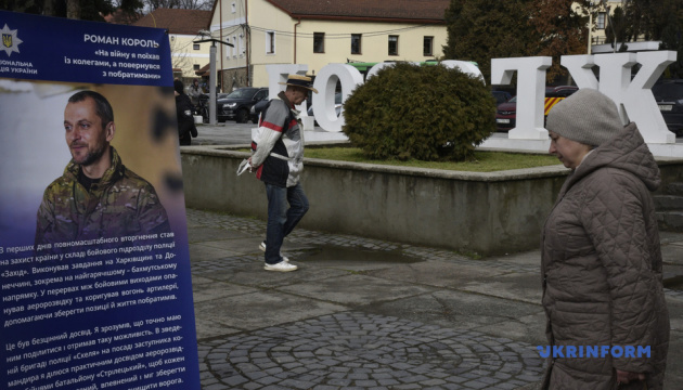 В Ужгороді відкрили вуличну виставку про 23 героїв, які захищають країну на фронті