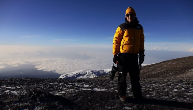 Рекорд на Кіліманджаро: українець самостійно розгорнув найбільший національний стяг