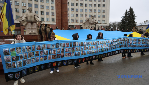 У Франківську відкрили алею з портретами полонених і зниклих безвісти захисників