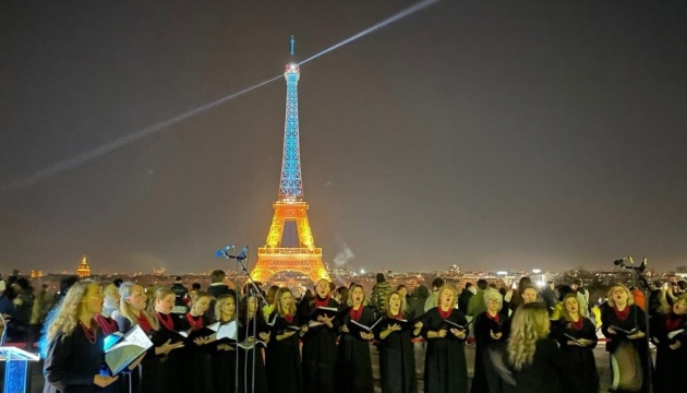У Франції підсвітили жовто-блакитними кольорами Ейфелеву вежу та Палац Європи