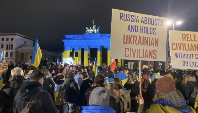 Бранденбурзькі ворота у Берліні підсвітили кольорами українського прапора / Фото: Василь Короткий, Укрінформ