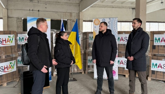 Ізраїль передав Київщині 100 портативних систем резервного живлення для лікарень, шкіл та укриттів