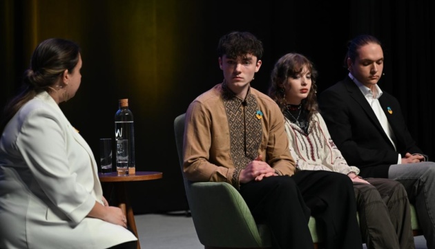 Українські діти, яких повернули з Росії, виступили на міжнародній конференції в Португалії