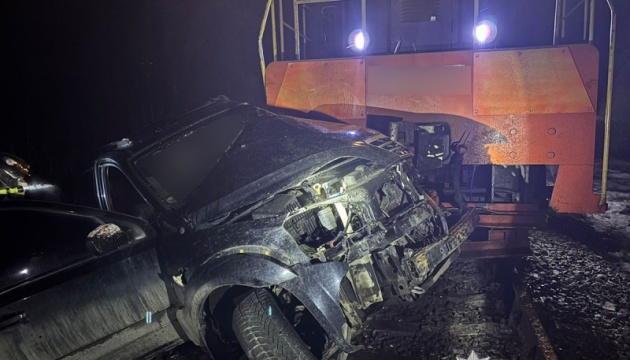 На Буковині зіткнулися на залізничному переїзді позашляховик і тепловоз, водій загинув