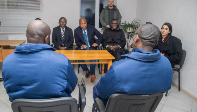 Глава МЗС Гани під час візиту до України поспілкувався з ганськими військовополоненими