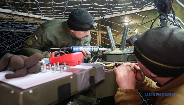 Бійці відділення НРК батальйону особового призначення 13-ї бригади НГУ «Хартія» щодня вдосконалюють і ремонтують наземні роботизовано комплекси, які виконують завдання на передовій / Фото: В’ячеслав Мадієвський, Укрінформ