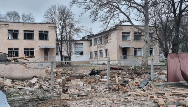 На Одещині внаслідок удару РФ пошкоджені резервуари в порту і зруйнований дитсадок, двоє постраждалих