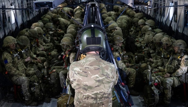 Des parachutistes britanniques et français se préparent à une éventuelle mission de maintien de la paix en Ukraine, selon The Telegraph