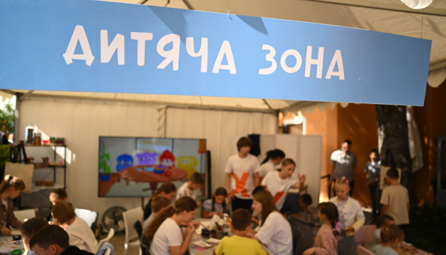 Робота, яка рятує дітей від інтернатів: як стати патронатною сімʼєю