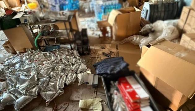 У Києві виявили підпільні склади з фальсифікованим алкоголем під логотипами відомих брендів 