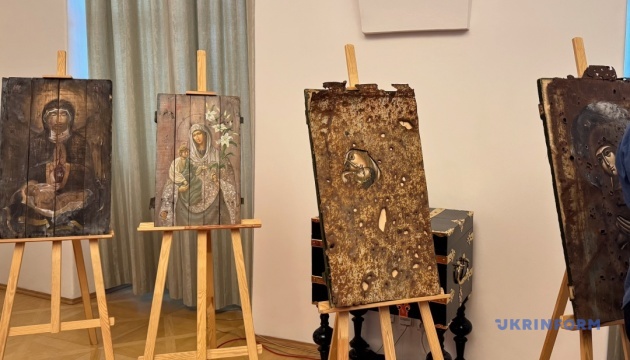 У Сенаті Чехії відбулася виставка ікон на ящиках від набоїв