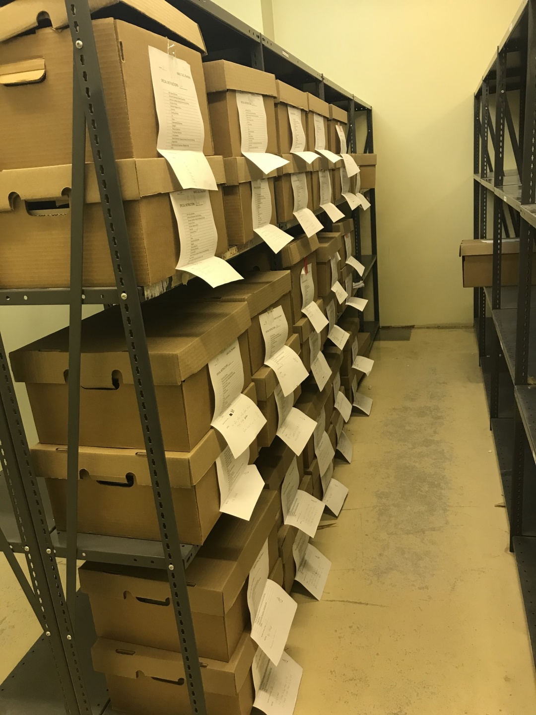 Зберігання книг на складі