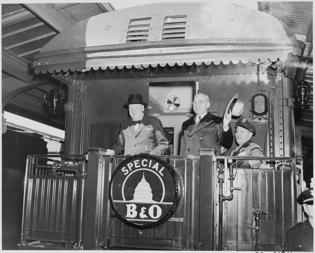 : Вінстон Черчилль і президент Гаррі Трумен перед відправленням до Фултона. 4 березня 1946 року. Фото: Національне управління архівів та документації США