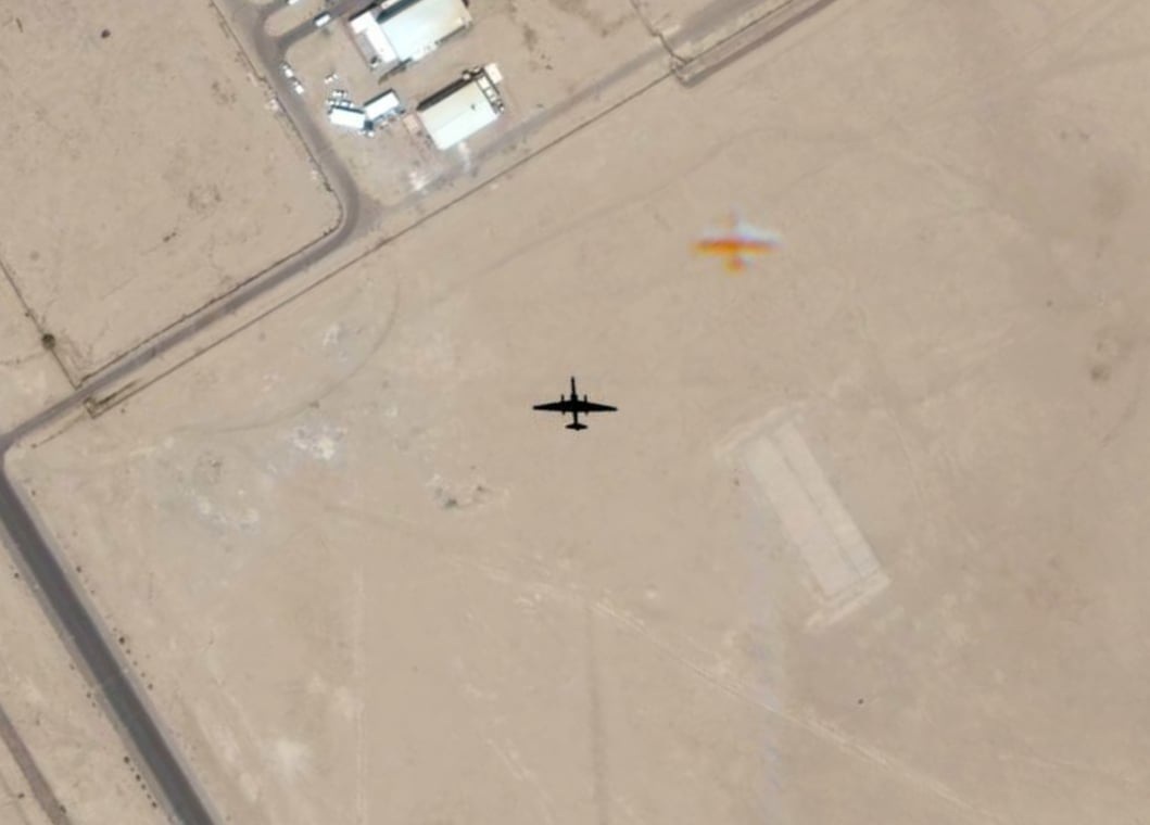 Фото U-2 і його тіні, зроблене з комерційного супутника, на якому видно, як U-2 «повертається додому» над Саудівською Аравією. Фото: twz.com