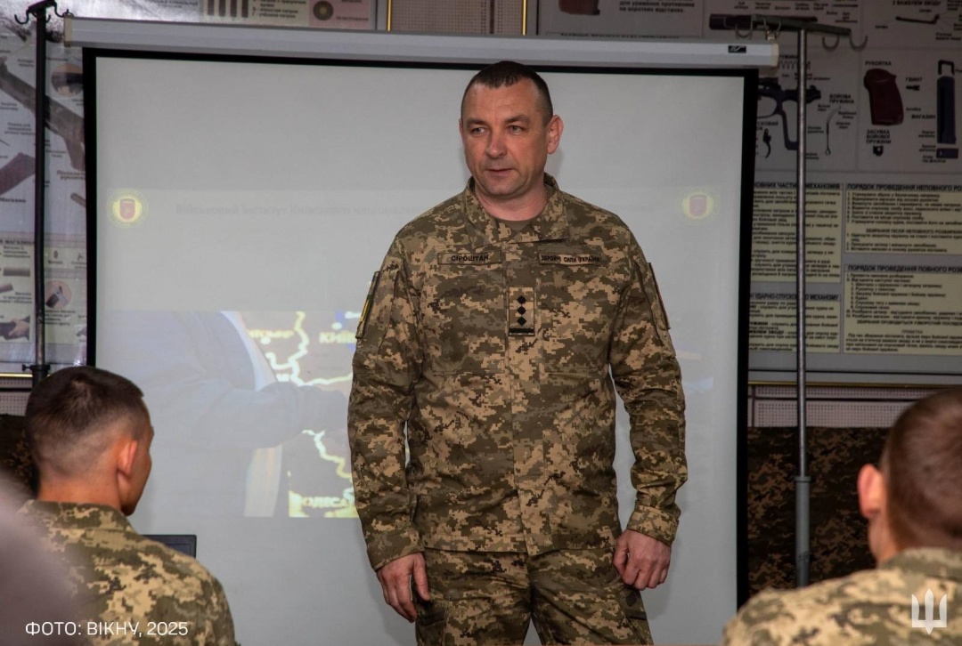 Начальник інституту полковник Олексій Сіроштан