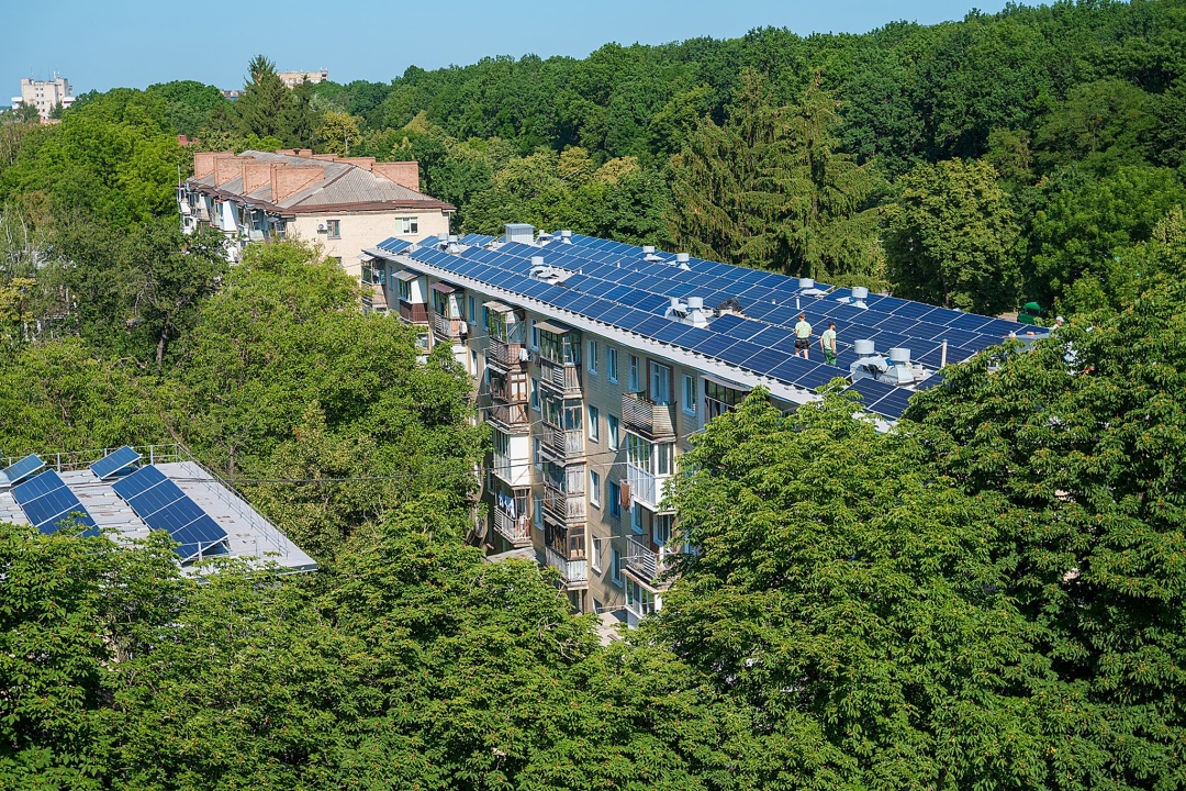 Сонячні електростанції на хрущівках, встановлені ІТ парком ддля ласних потреб в обмін на ремон та обслуговування дахів житлових будинків