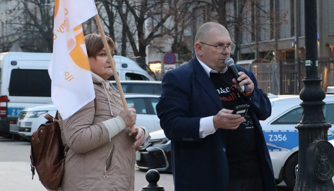 У Варшаві активісти влаштували перформанс проти політики Орбана під посольством Угорщини