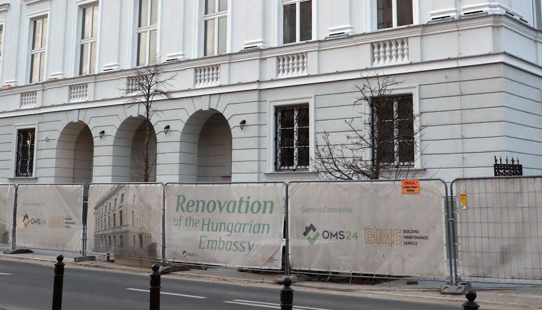 У Варшаві активісти влаштували перформанс проти політики Орбана під посольством Угорщини