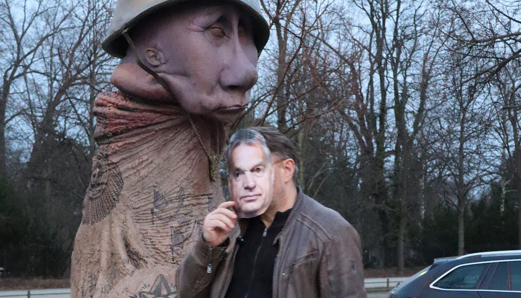 У Варшаві активісти влаштували перформанс проти політики Орбана під посольством Угорщини