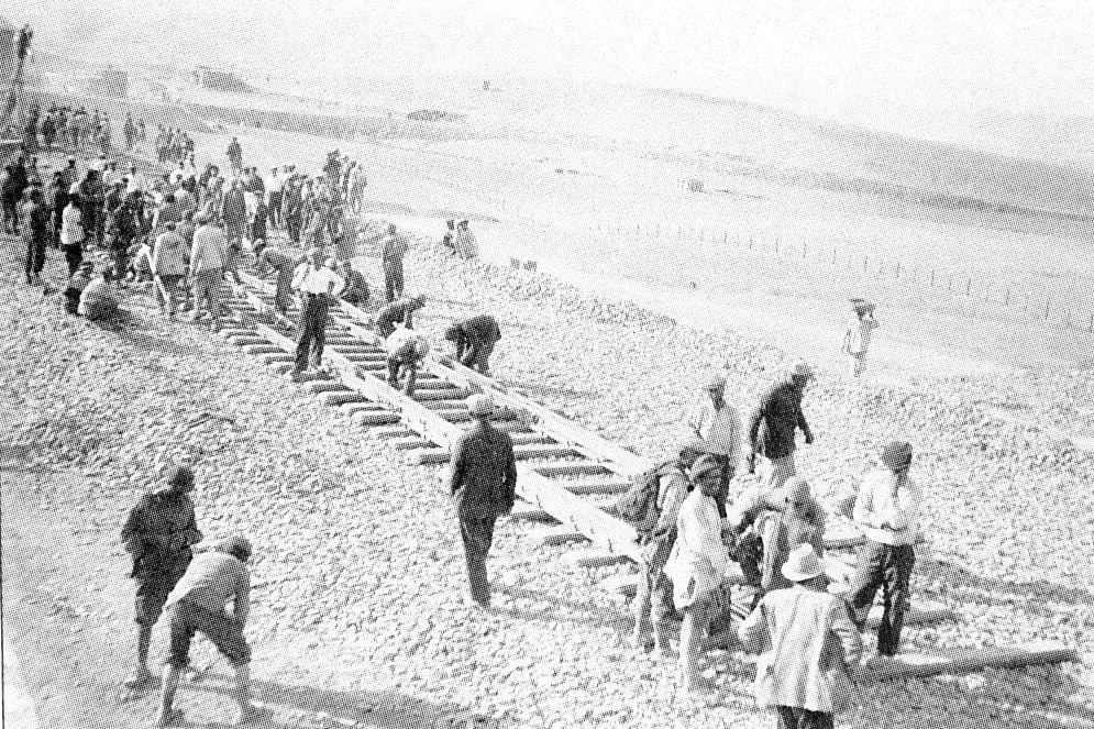 Будівництво Трансіранської залізниці. 1927 р. Фото: Wikipedia