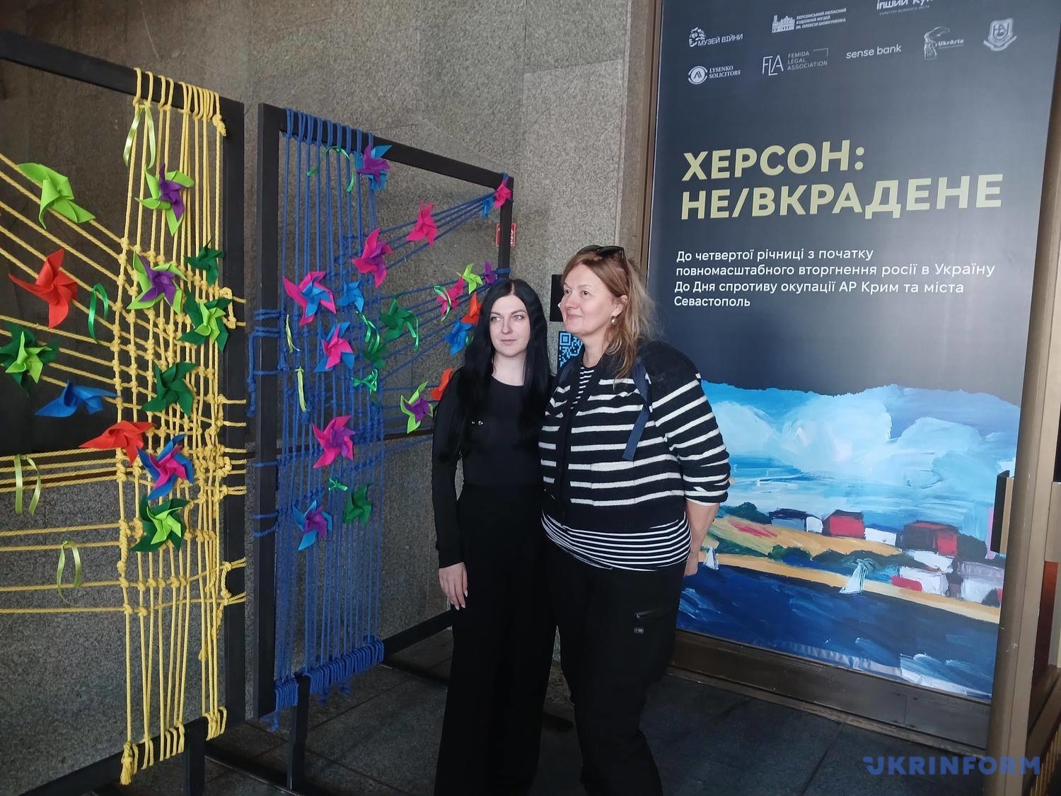 Оксана Цюпа (праворуч) біля інсталяції про повернення Україні тимчасово окупованих Росією територій. Фото Валентини Самченко