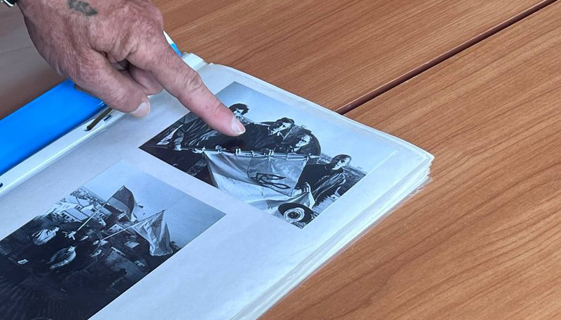 Василь Бичко демонструє світлини Едуарда Ушневича